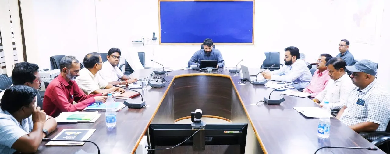 स्थानांतरित कर्मचारी के नवीन पदस्थापना में जॉइन ना करने पर होगी कार्रवाई- कलेक्टर