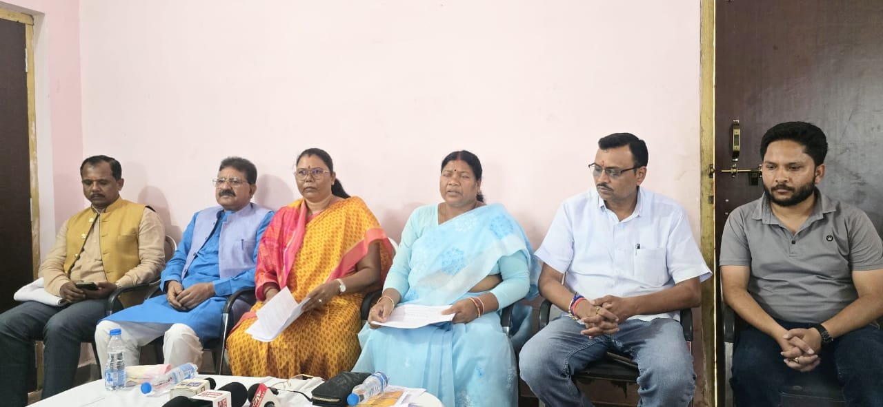 मुआवजा राशि की तुलना नौलखा हार से करना शर्मनाकभाजपा ने कांग्रेस की राष्ट्रीय सचिव लेतफलांग पर साधा निशाना, झूठ और शव की राजनीति करने का लगाया आरोप….