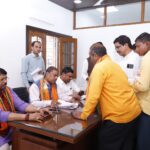 प्रदेश सरकार के मंत्री सहयोग केंद्र में मिल रहे हैं कार्यकर्ताओं से,मंत्री केदार कश्यप ने सहयोग केंद्र में आवेदनों का कराया निराकरण